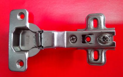 Hinge with a high arm for easy release