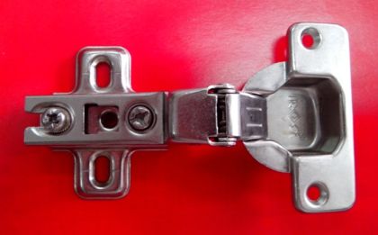 Soft-close hinge with a middle arm