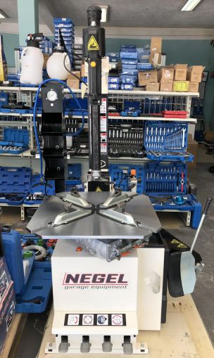 Tilting post tyre changer, C-185.26