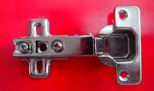 Soft-close hinge with low arm