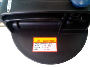 Pneumatic brake fluid extractor