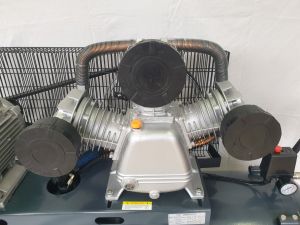 300 л Бутален трифазен компресор с ремъчно задвижване, 51022