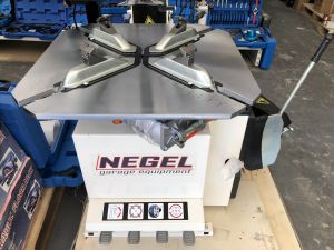 Tilting post tyre changer, C-185.26